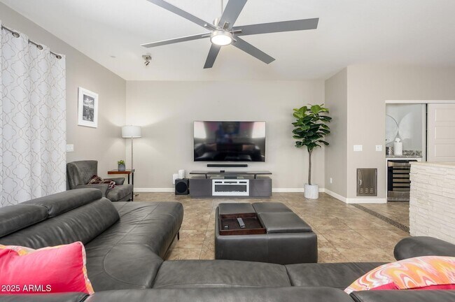 Building Photo - 6608 W Saguaro Park Ln