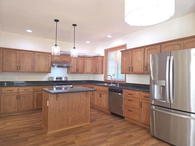 Building Photo - 4-bedroom, 2.5-bathroom home located in Fe...