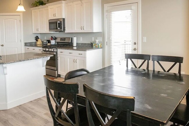 Building Photo - 3 Bedroom Furnished Home! Short term lease!! Available from May 1st - October 31st!