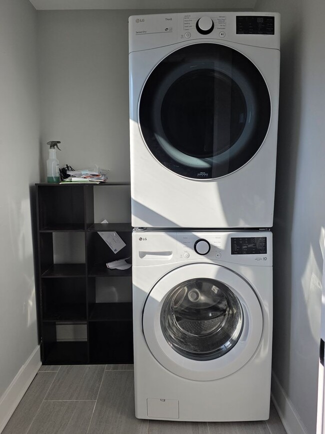 Building Photo - Gorgeous one of a kind 5 bedroom home fully updated