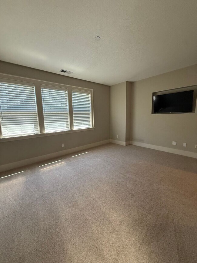 Building Photo - Stunning Contemporary townhome in Coveted Peterkort Woods, near St. Vincent's in Cedar Mill