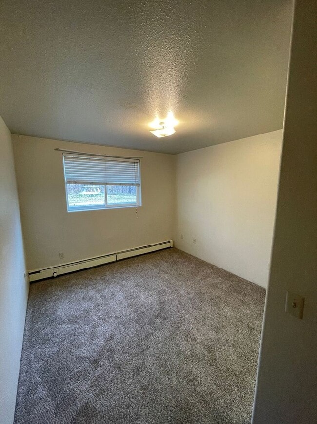 Building Photo - 1 BD, 1 BA Apartment Nestled Back on a Cul-de-Sac