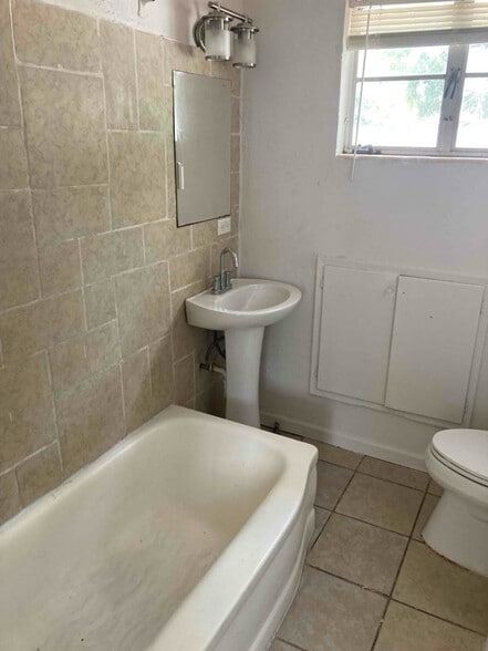 Building Photo - 2544 Iowa St