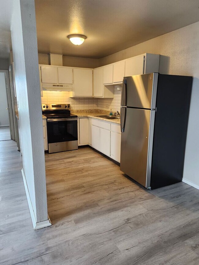 Building Photo - Remodeled 2025 Ground Level 2 Bedroom Apar...