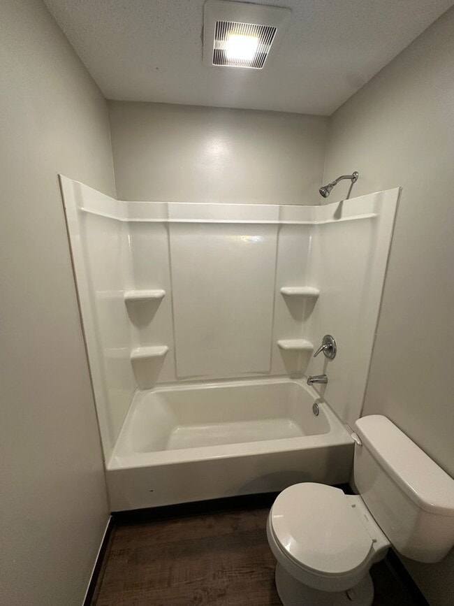 Building Photo - Updated 2BR Duplex with Garage & Yard – Co...