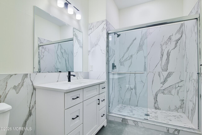 Building Photo - 527 Bangs Ave