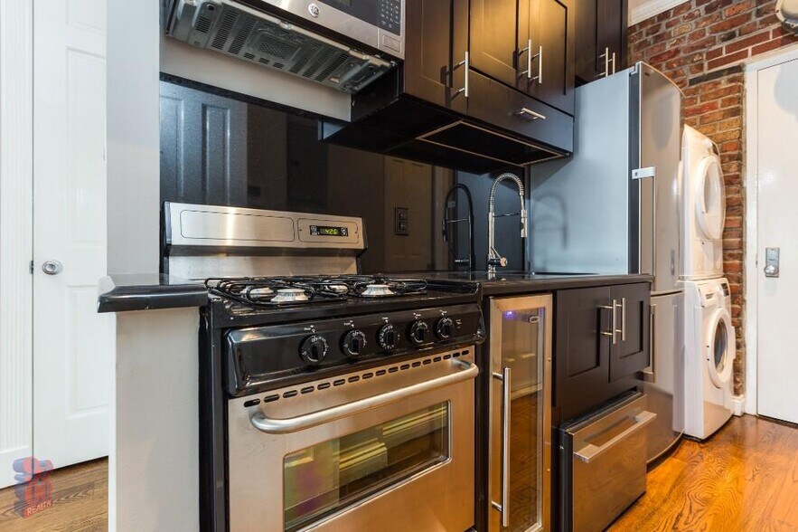 Building Photo - 199 E 3rd St