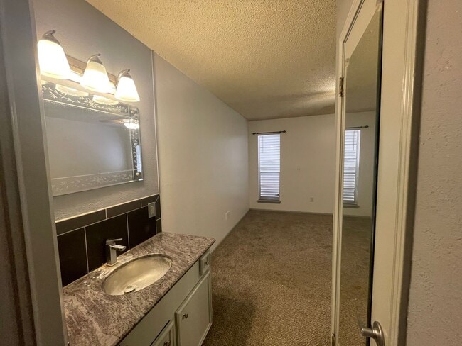 Building Photo - This spacious 3-bedroom, 2-bathroom apartment