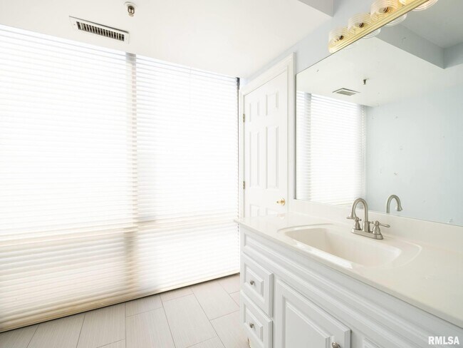 Building Photo - 123 SW Jefferson Ave