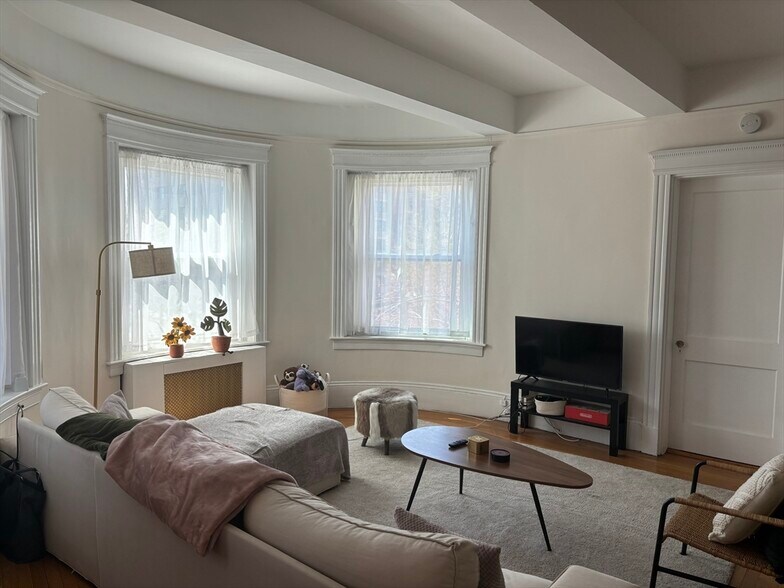 Building Photo - 1070 Beacon St