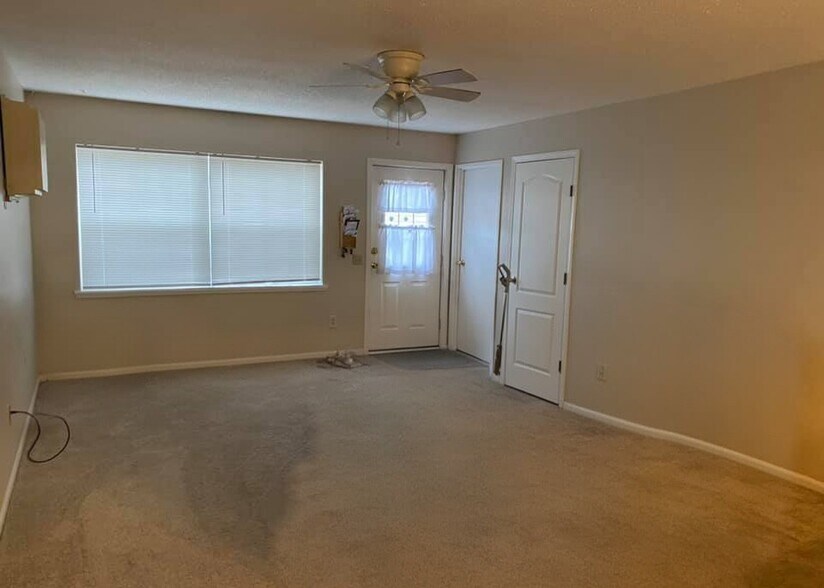 Building Photo - 3321 Echo Dells Ave