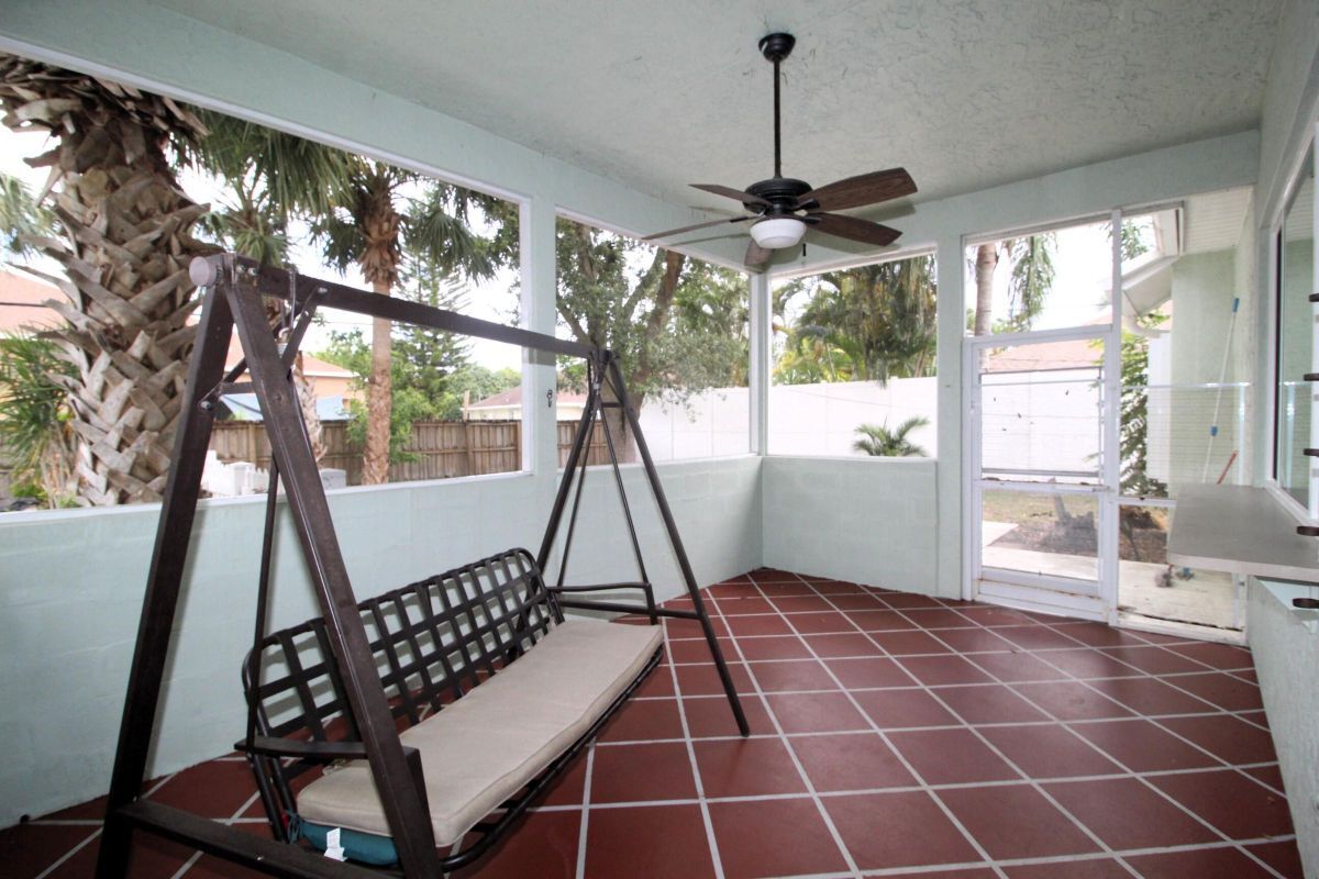 Building Photo - 2073 SW Capeador St