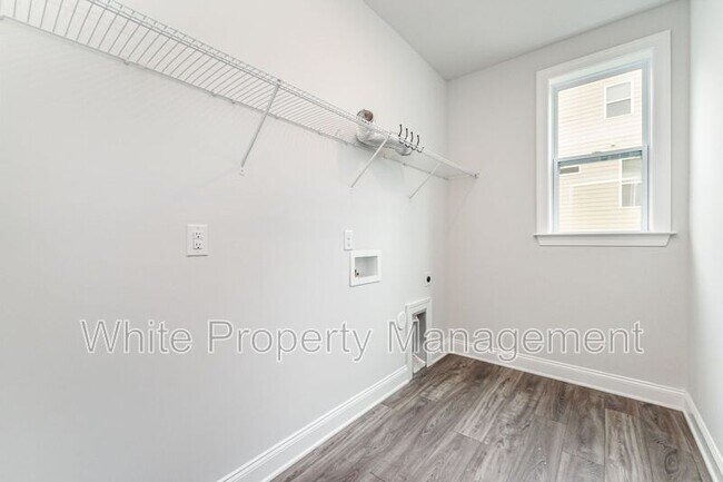 Building Photo - 209 Forsythia Ln