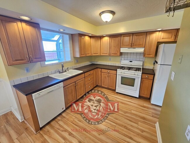 Building Photo - 5 Bd 3 Bath Home Cottonwood Heights