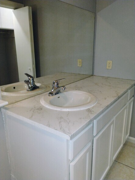 Building Photo - 1652 Cedar Lake Dr