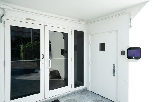 Building Photo - 800 E Camino Real