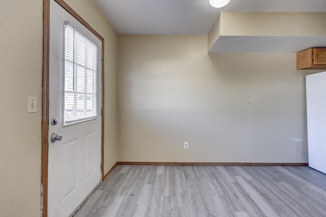 Building Photo - 627 S Walker St