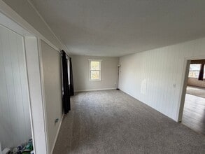 Building Photo - Clean, Updated Home with Large Yard in Klamath Falls