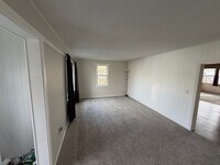 Building Photo - Clean, Updated Home with Large Yard in Klamath Falls