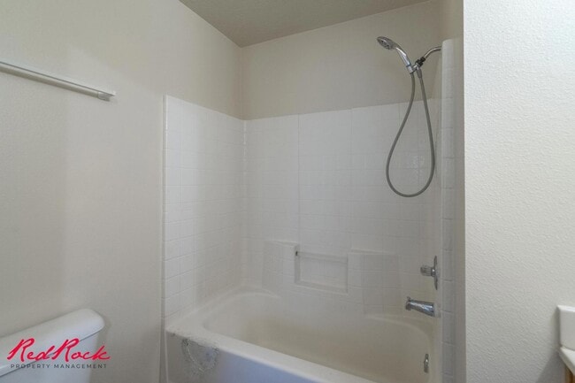 Building Photo - Enjoy Scenic Ivins Living – 3-Bed, 2-Bath ...