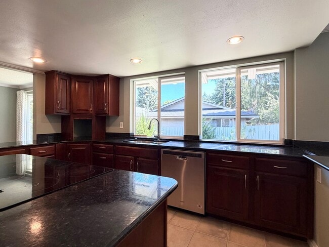 Building Photo - Charming 3 bed + den, 2 bath Federal way Rambler