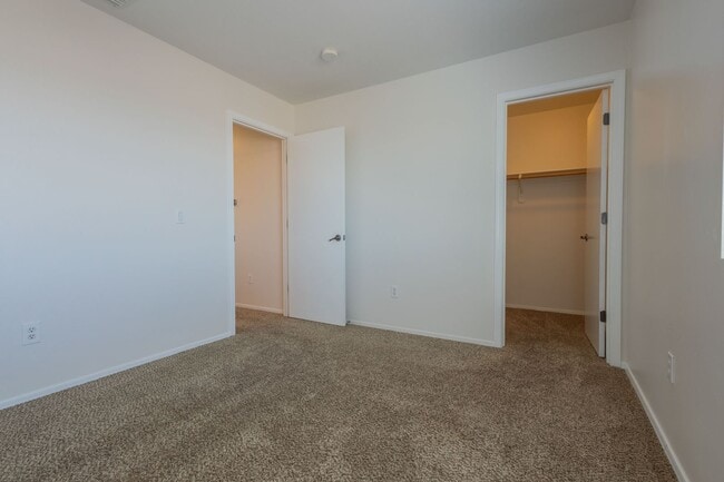 Building Photo - 4 Bedroom 3 Bathroom