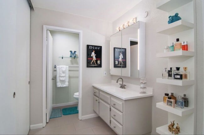 Building Photo - Spacious 2BR/2BA