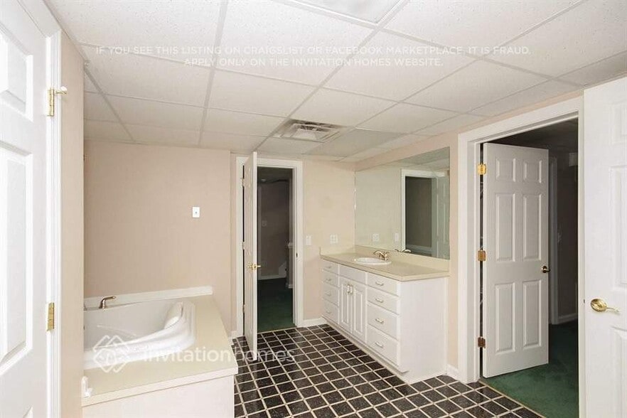 Building Photo - 1905 Oak Wind Ln NE