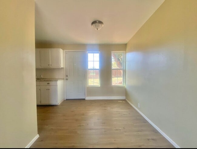 Building Photo - 3 bed 1 bath rental near YMCA now available.