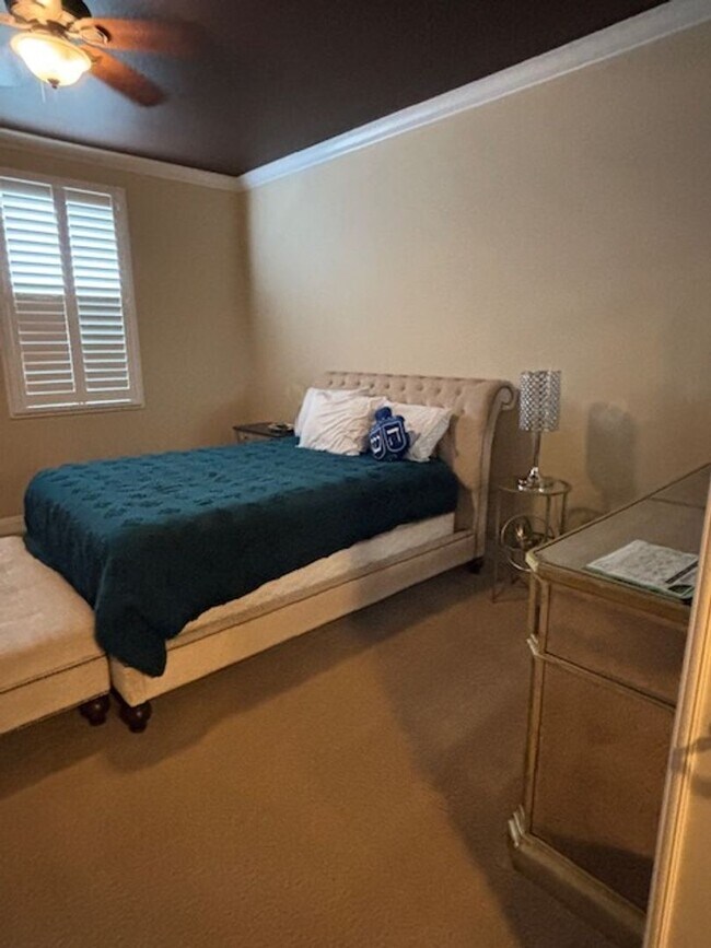 Building Photo - Beautiful Pavilions Condo!