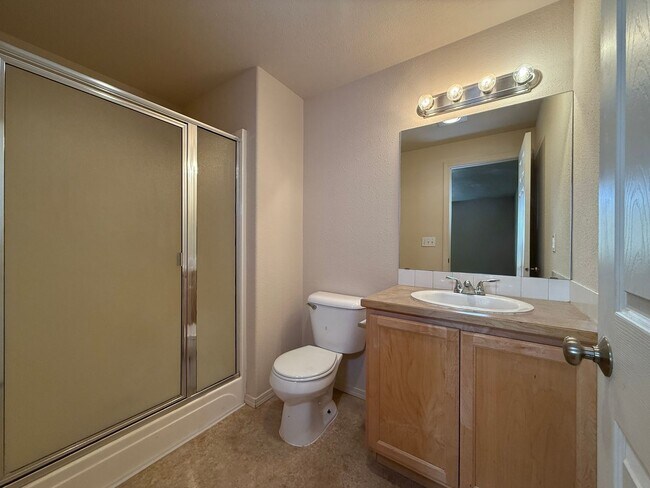 Building Photo - CHECK OUT THIS SPACIOUS TOWNHOUSE IN REDMO...