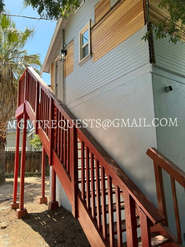 Building Photo - 1025 S Victoria Ave