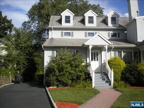 Building Photo - 652 Elm St