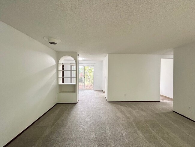 Building Photo - Bright and Open 3 Bed, 1 Bath House!