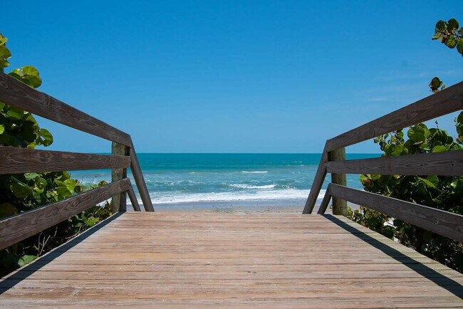 Building Photo - 1999 Island Club Dr