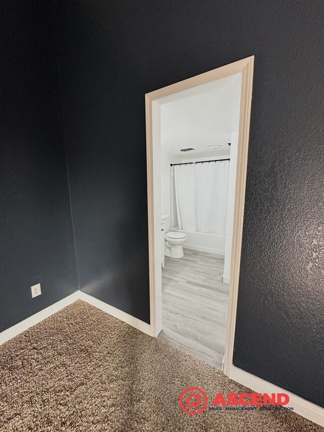 Building Photo - Charming Condo Located in HOA!