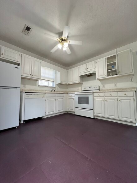 Building Photo - 3045 Holly Brook Cir NE