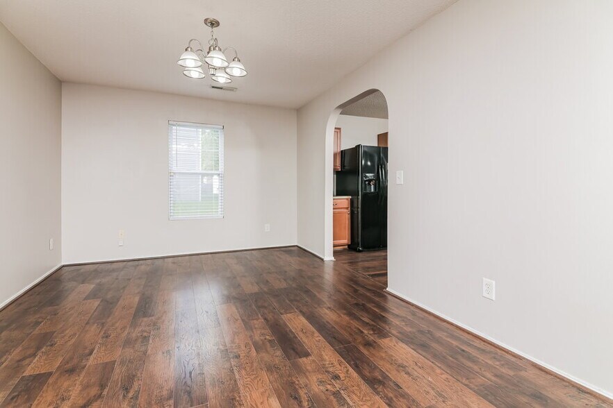 Building Photo - 3032 Van Dorn Rd