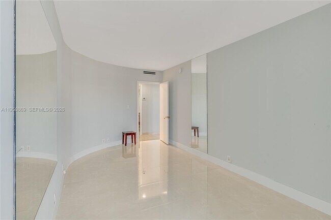 Building Photo - 1121 Crandon Blvd