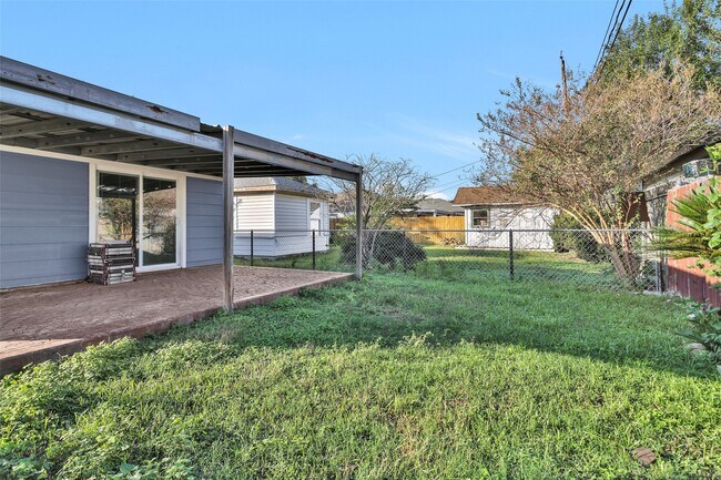 Building Photo - 403 Meters St