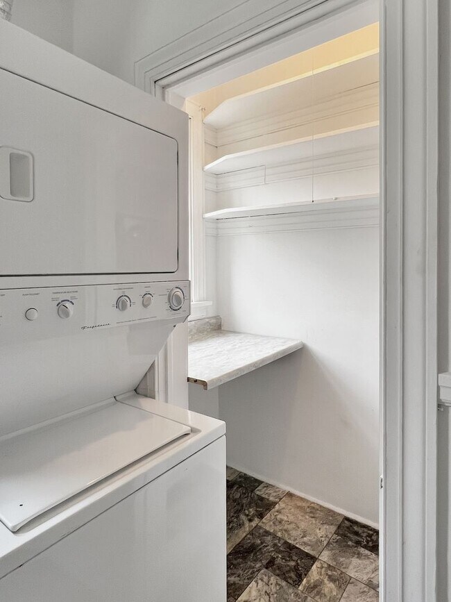 Building Photo - 2806 Hawthorne Ave