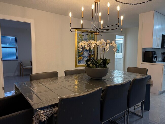 Building Photo - 712 E Boulevard Chatelaine