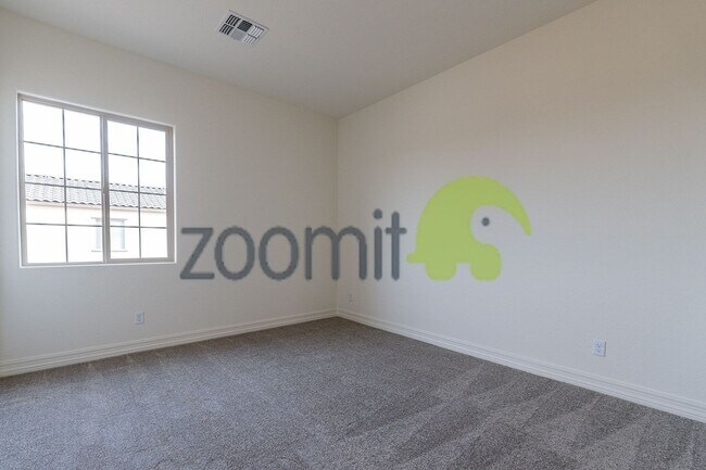 Building Photo - Beautiful Views!