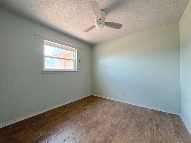 Building Photo - Northeast El Paso 4bed/3bath Refrig A/C w/...