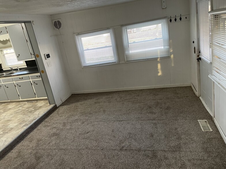 Building Photo - 701 W Holmes Rd