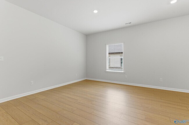 Building Photo - 15007 Greenleaf Dr