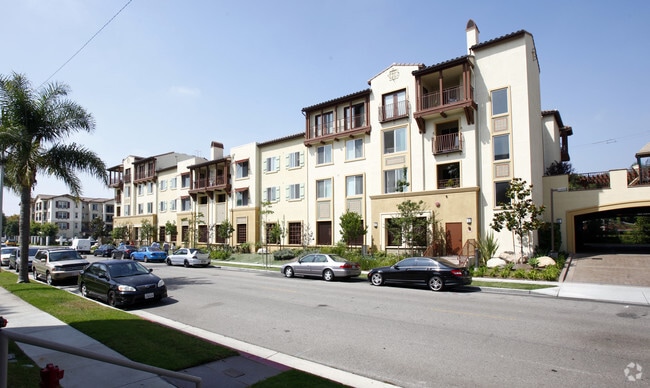 Building Photo - Royale Apts