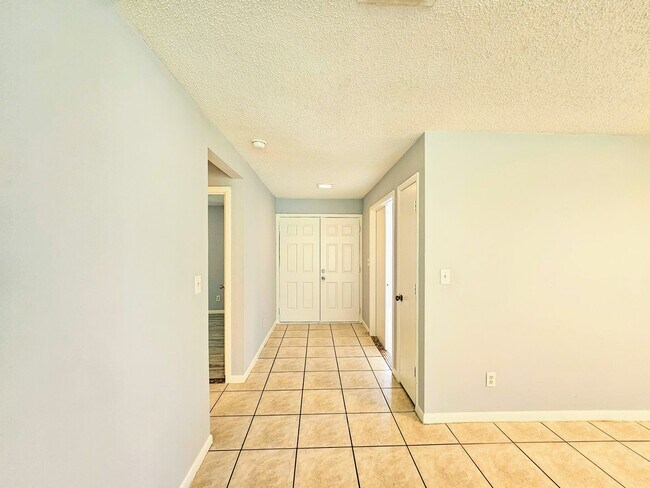 Building Photo - Beautifully Maintained 3-Bedroom Home with...