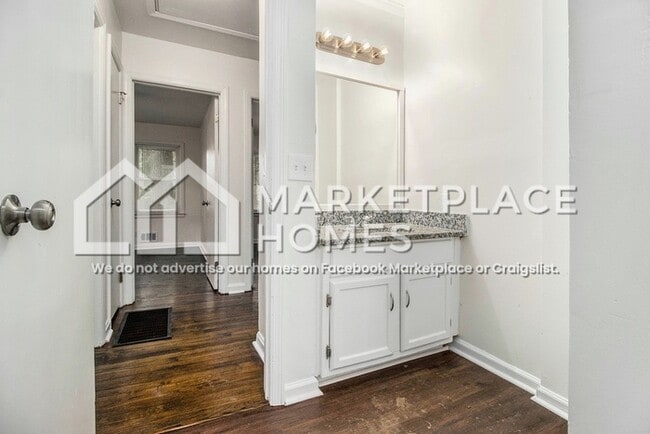 Building Photo - 2760 Dearwood Dr SW