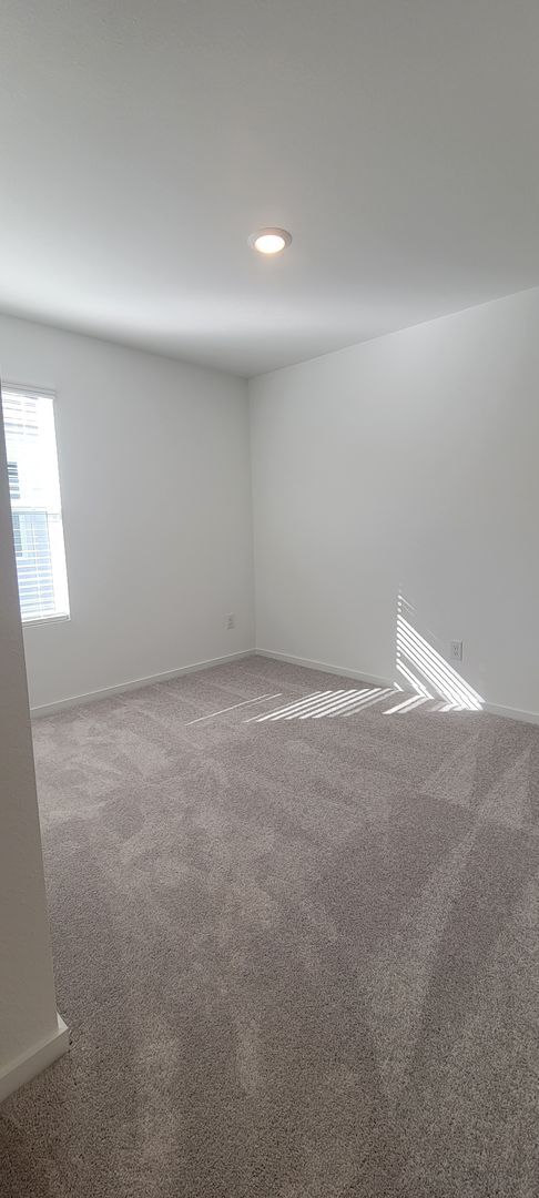 Building Photo - NEWLY BUILT 3 bedroom 2.5 Bath single fami...
